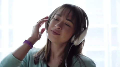 Stock Footage Woman Enjoying A New Song Live Wallpaper Free - Free Live Wallpaper