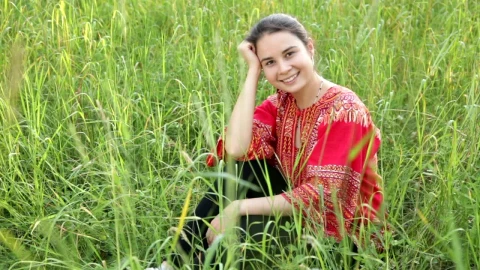 Stock Footage Woman Sitting In A Field Of Long Grass Live Wallpaper Free - Free Live Wallpaper
