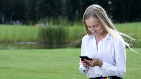Stock Footage Young Woman Working From Her Phone Live Wallpaper Free - Free Live Wallpaper