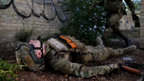 Stock Footage Wounded Soldier Being Assisted Live Wallpaper Free - Free Live Wallpaper