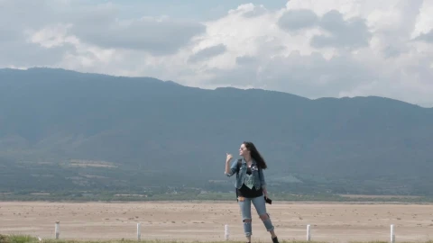Stock Footage Woman Hitchhiking By The Road Live Wallpaper Free - Free Live Wallpaper