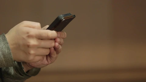 Ree Video Man Using Mobile Device Video Live Wallpaper - Free Live Wallpaper