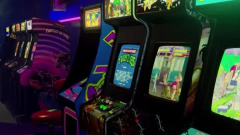 Live Phone Retro Arcade Room Wallpaper To iPhone And Android - Free Live Wallpaper